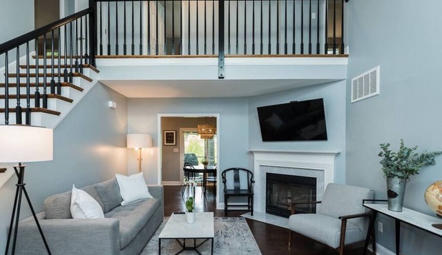 Charming 4 bed home with water views-mins to UNC
