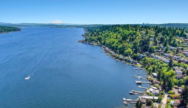 Charming 4-bedroom bungalow with AC, office, fireplace & lake view