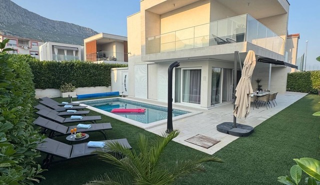 Charming 4-bedroom villa with WiFi, AC in delightful Kaštel Gomilica