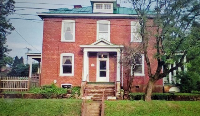 Charming 4-bedroom house in historic downtown Charlottesville with WiFi, AC