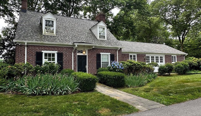 Charming 4-Bedroom Cottage - Vineyard Views & Waterfront Tasting Room & Resort