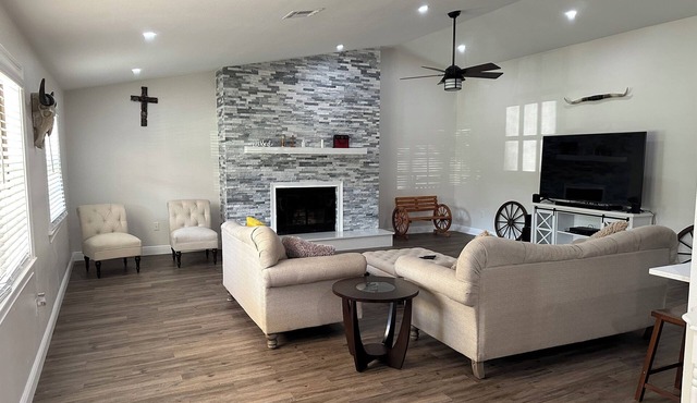 Charming 4-bedroom 2 bath farmhouse in lovely New Port Richey with WiFi, AC