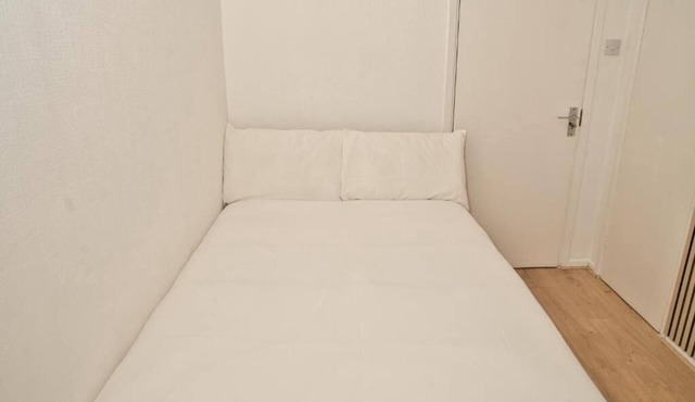 Charming 4-bedroom apartment, Sleeps up to 10, Free-Parking, WIFI, Garden