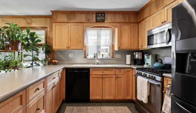 Charming 4-bedroom house in Brick Township with fitness room, WiFi king bed