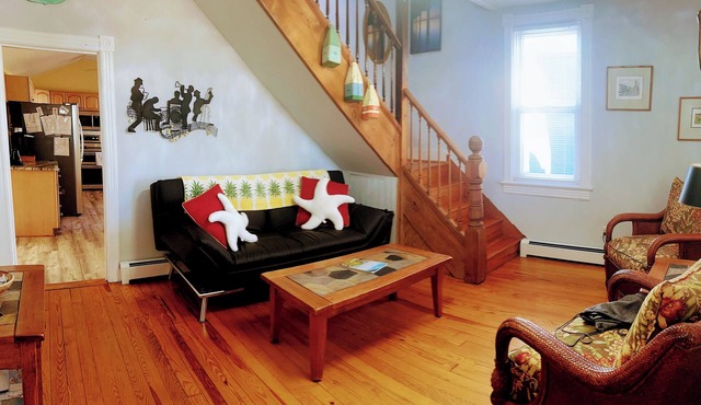 Charming 4-bedroom, 2-bath cottage, dog friendly, AC, WiFi, 1 block to beach