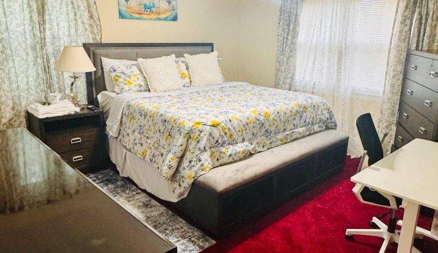 Charming 4-bedroom house with AC and WiFi in marvelous East Riverdale.