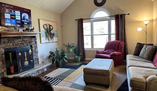 Charming 4-bedroom house in Lithia Springs for a relaxing stay