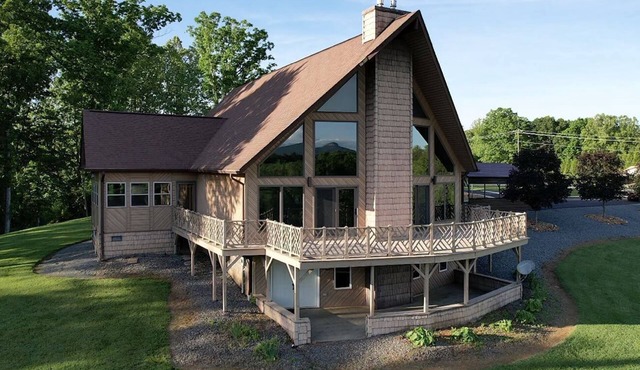 Charming 4-bedroom Chalet with WiFi and Welcoming View of Pilot Mountain
