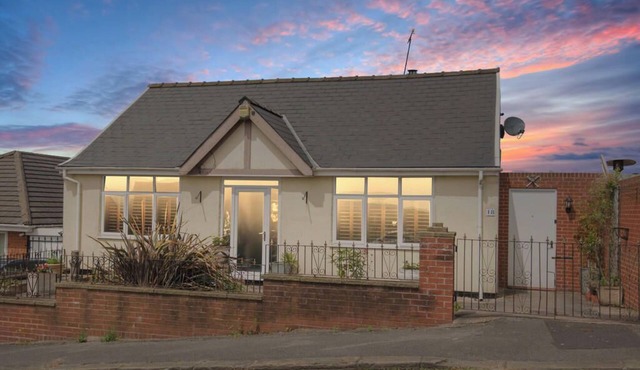 Charming 4-Bedroom Bungalow, Lush Garden, and Stunning Views – Perfect Location