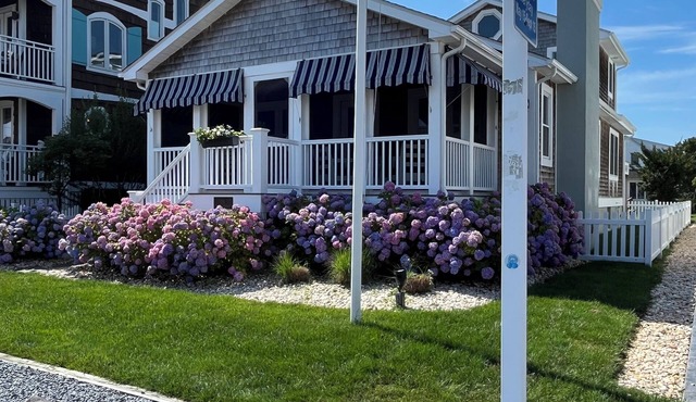 Charming 4-bedroom cottage just steps from the beach and town!