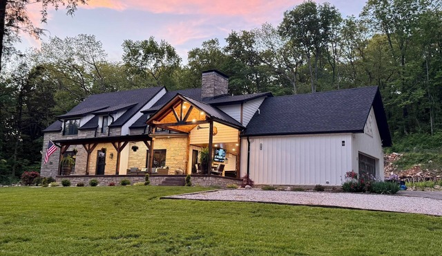 Charming 4-bedroom house with AC, WiFi in tranquil Bowling Green.