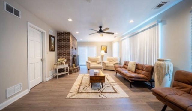 Charming 4-Bedroom Home Backyard 8 gusts with AC and WiFi in Chicago Ridge