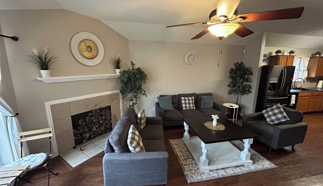 Charming 4 bedroom house with spacious backyard, AC and WiFi in Grand Prairie