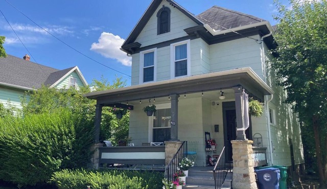 Charming 4-bedroom Victorian house. Great location~Enchanting Niagara Falls USA