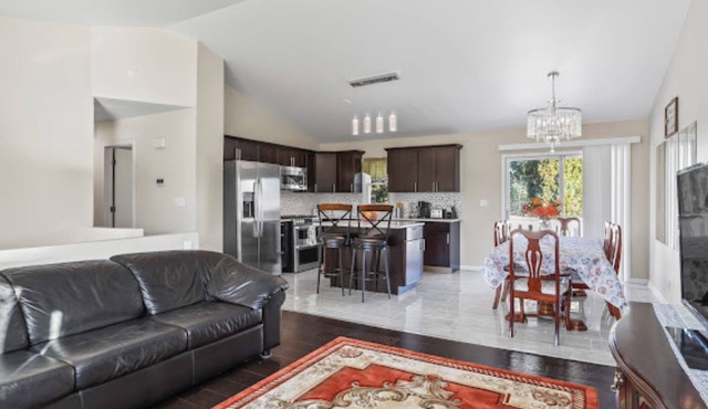 Charming 4-bedroom house with WiFi and AC in peaceful North Chicago