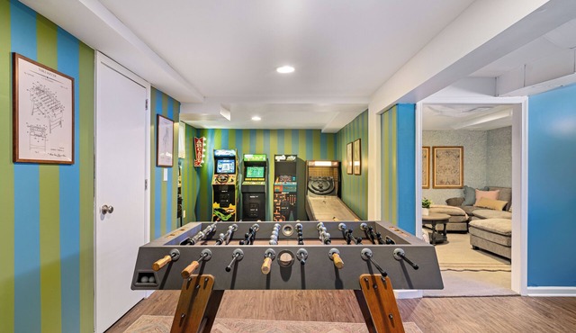 Charming 4-bedroom house. 16 guest, hot tub, sauna, fire pit, arcade, game room