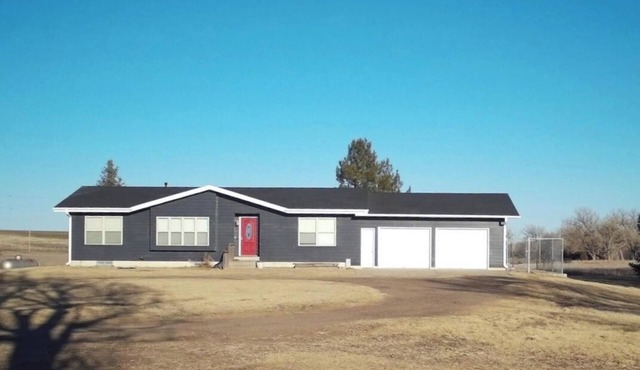 Charming 4 bedroom, 3 bath Country Home. Just minutes from Town