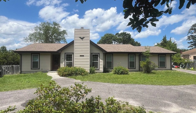 Charming 4-bedroom, 3-bath house with owner's suite and EV charger in Southport