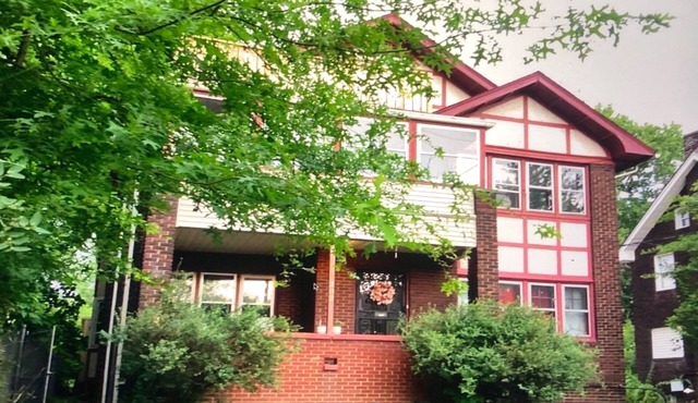 Charming 4-bedroom apt. in house near YSU with WiFi located in Youngstown, Ohio