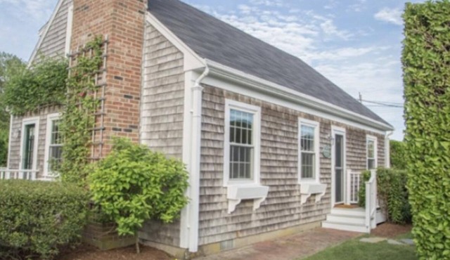 Charming 4-bedroom and 2 Full Bath cottage in Brant Point location with WiFi, AC