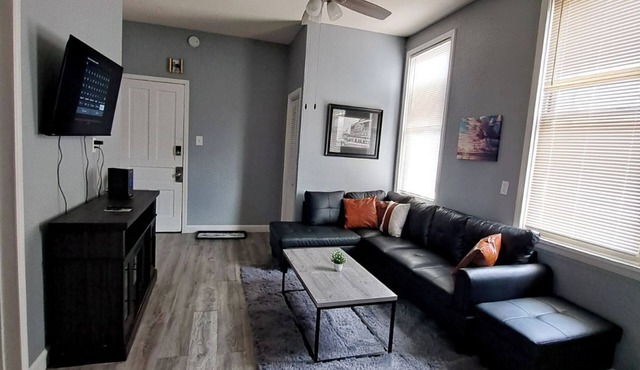 Charming 4-bedroom apartment in delightful Chicago with central heat/AC, WiFi.