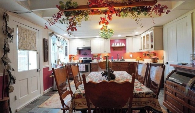 Charming 4-bedroom bed & breakfast in Hermann with AC, WiFi