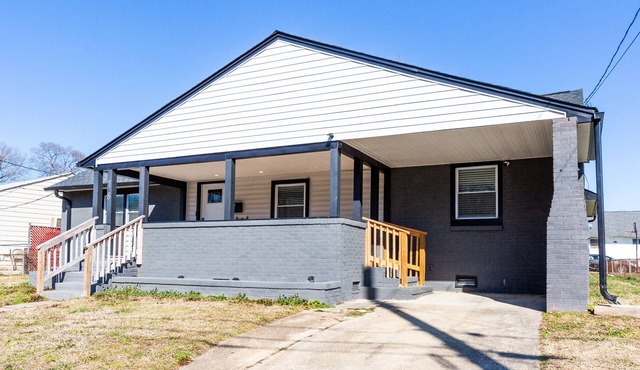 Charming 4-bedroom bungalow with AC and WiFi in Hampton, with washer and dryer.