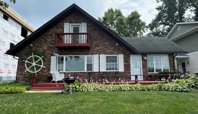 Charming 4-bedroom cottage on fabulous Diamond Lake! Just remodeled! WiFi & AC