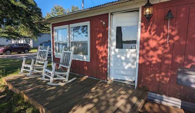 Charming 4-bedroom cottage ON Tawas Lake Pet, kid-friendly. Great Bird watching!