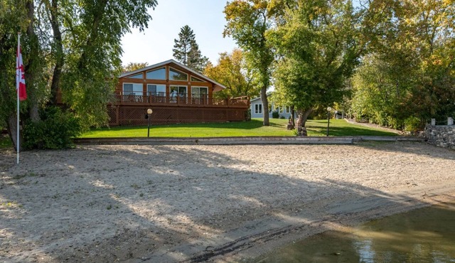 Charming 4-bedroom cabin on water in wonderful Petersfield with WiFi and TV