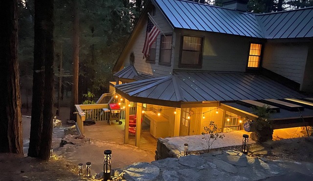 Charming 4-bedroom cabin a few minutes from Pinecrest Lake in fabulous Long Barn