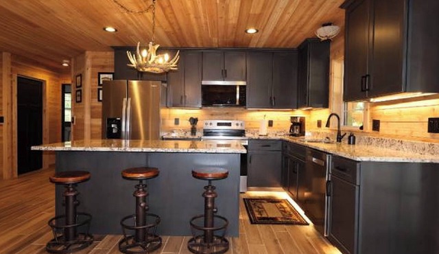 Charming 4-bedroom cabin with fitness room and AC in Imperial