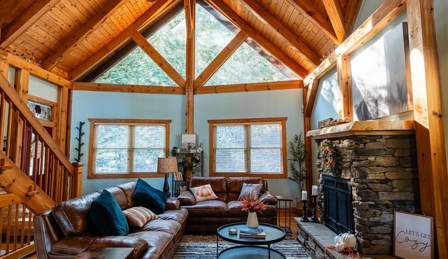 Charming 4-bedroom cabin with Hot Tub and Firepit in Old Fort
