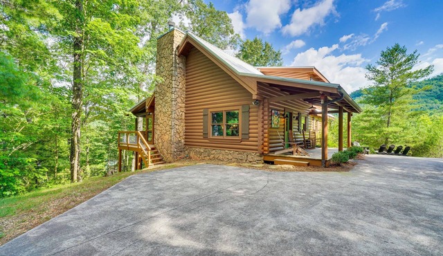 Charming 4-bedroom cabin 4 miles from the Smokey Mountain National Park