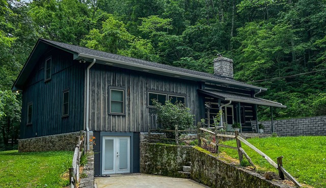 Charming 4-bedroom Cabin with WiFi, AC in Historic Woodbury
