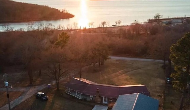 Charming 4-bedroom cabin with a great view and walking distance to the water.