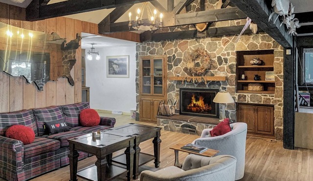 Charming 4 bedroom cabin on quiet lake with great fishing!