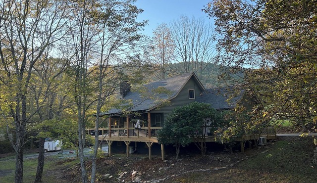 Charming 4-bedroom cabin with creek and pond, minutes from ASU
