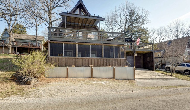 Charming 4-bedroom cabin overlooking Table Rock Lake