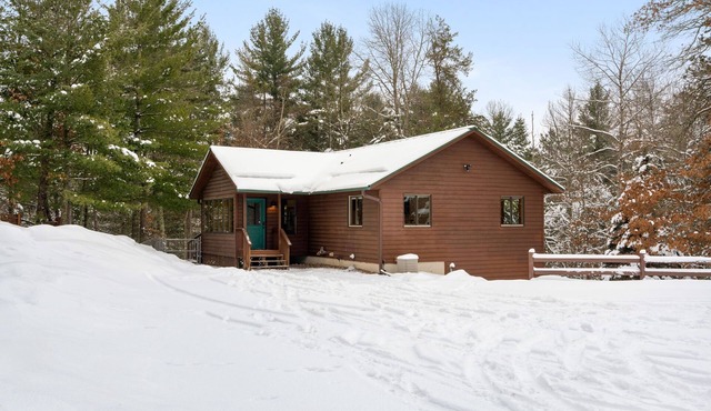 Charming 4-bedroom cabin on the Totogatic River in peaceful Minong