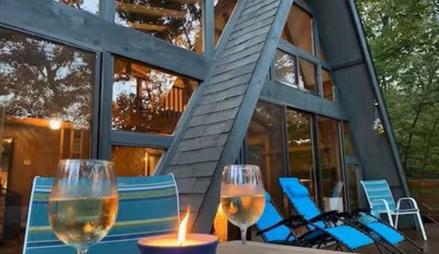 Charming 4-bedroom chalet with lake access in enchanting Innsbrook.