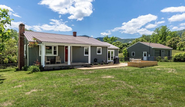 Charming 4-bedroom cottage in Madison with views of Old Rag Mountain