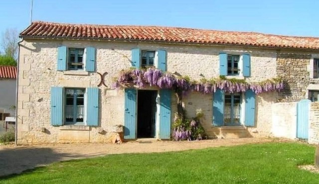 Charming 4-Bedroom Cottage with Garden, Ping-Pong, and Boat in Marais Poitevin
