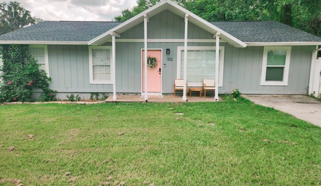 Charming 4-bedroom Cottage- BEST LOCATION & BACKYARD