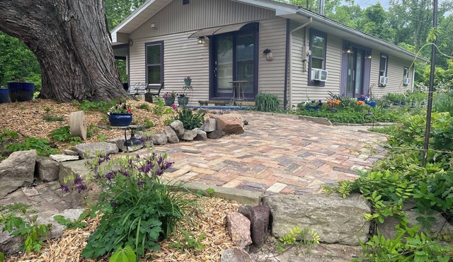 Charming 4-bedroom country home; AC and full kitchen between Pomeroy & Athens