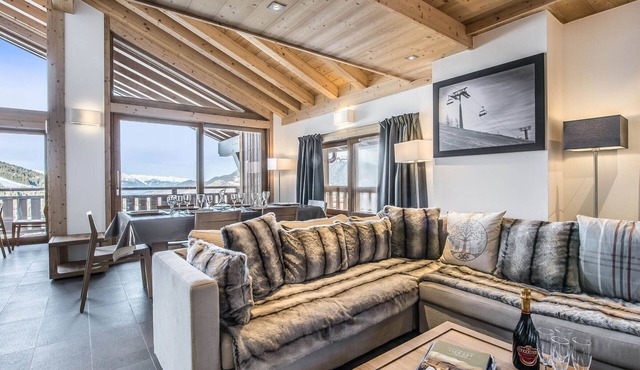 Charming 4-bedroom duplex with Wifi and parking in Courchevel Moriond