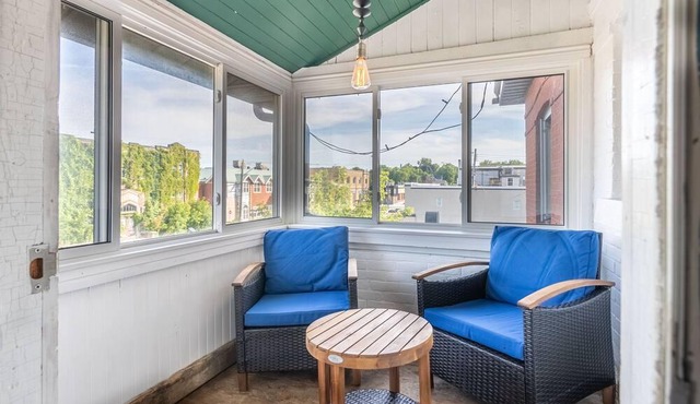 Charming 4 bedroom Downtown Authentic Apartment