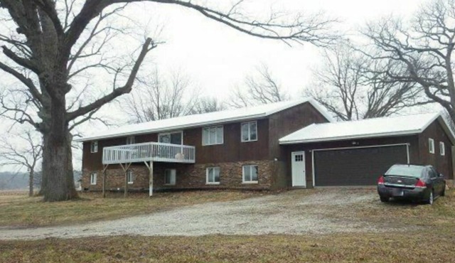 Charming 4-bedroom farmhouse in Burlington with AC