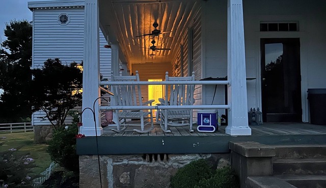 Charming 4-bedroom farmhouse with WiFi, AC in brilliant Locust Hill