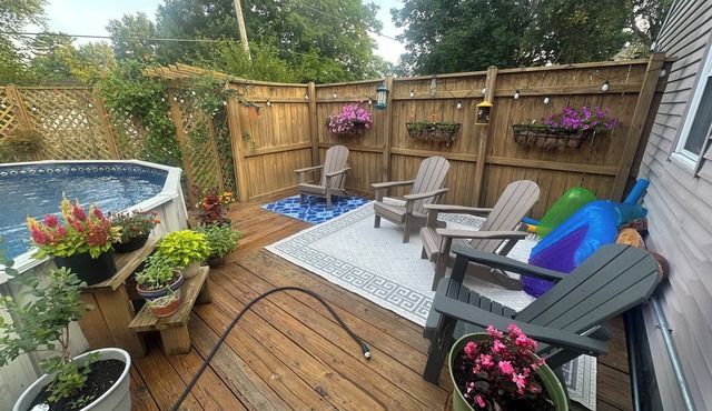 Charming 4 Bedroom, Fire Pit, Outdoor Projector, Heated Pool, Close to Downtown